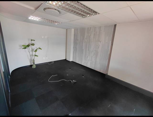 330M² OFFICE TO LET IN MAGALIESSIG